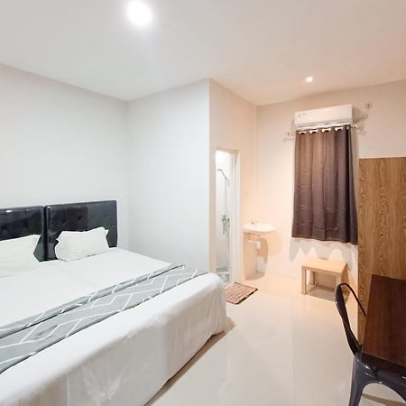 Happy Family Homestay Jember Mitra Reddoorz Екстериор снимка