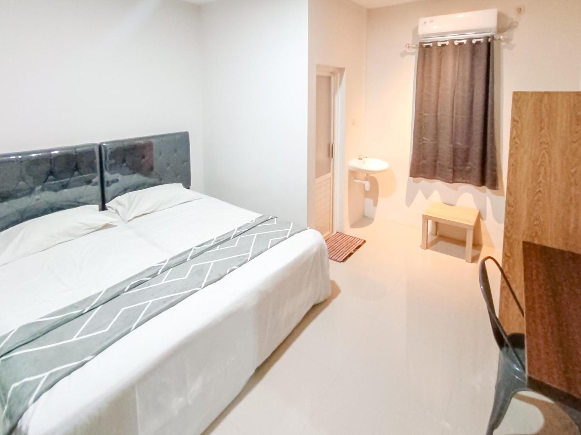 Happy Family Homestay Jember Mitra Reddoorz Екстериор снимка