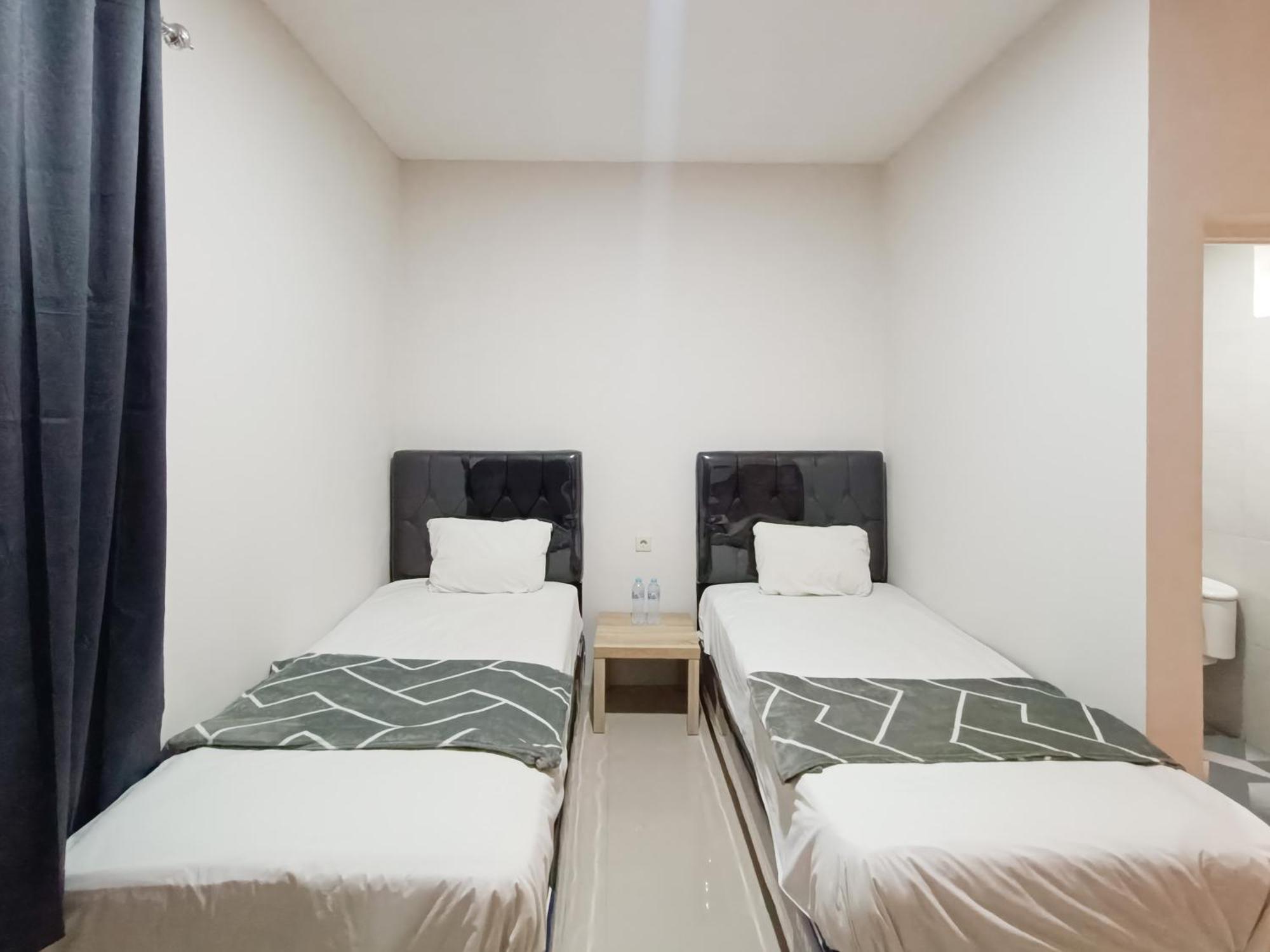 Happy Family Homestay Jember Mitra Reddoorz Екстериор снимка