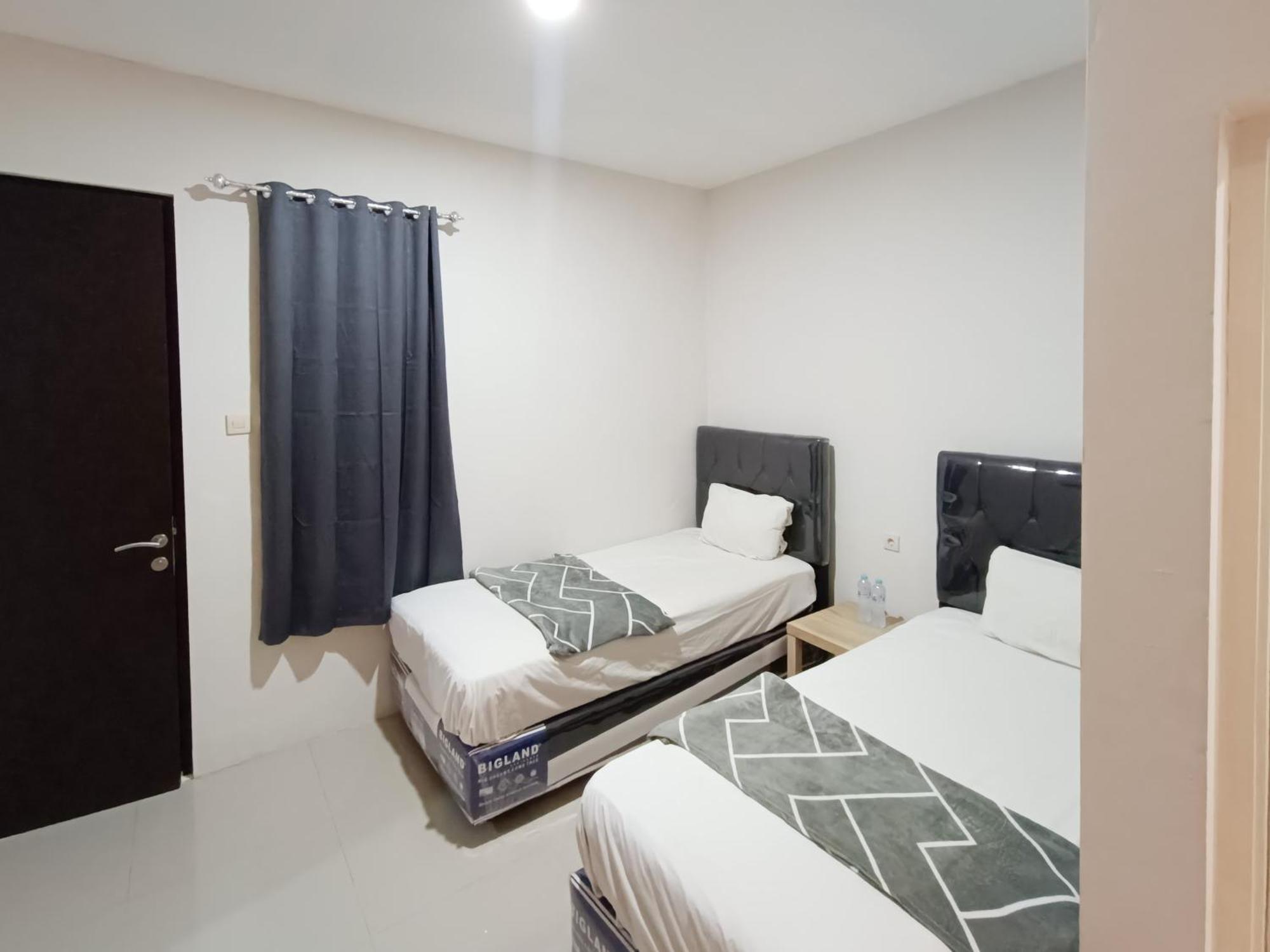 Happy Family Homestay Jember Mitra Reddoorz Екстериор снимка
