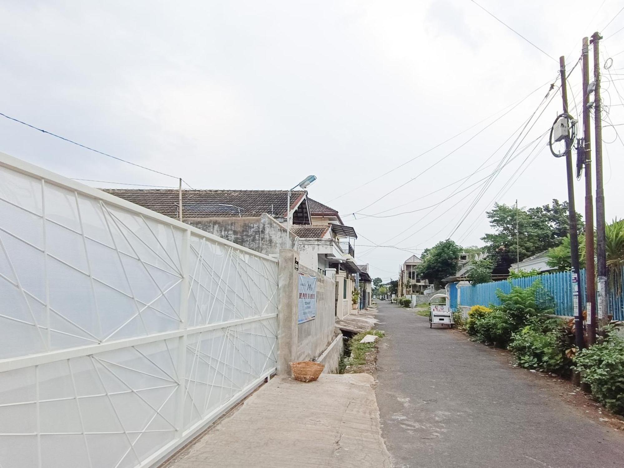 Happy Family Homestay Jember Mitra Reddoorz Екстериор снимка