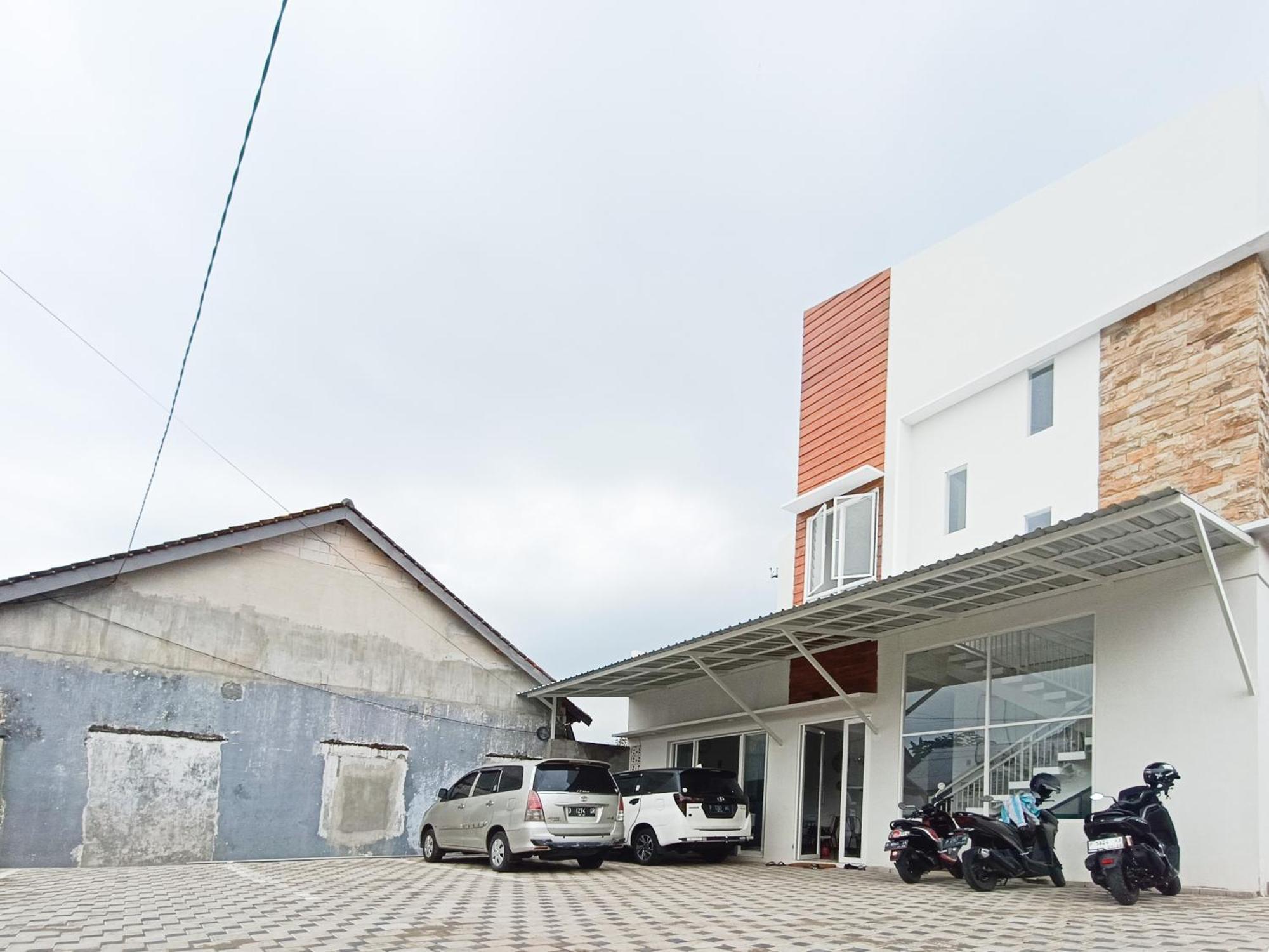 Happy Family Homestay Jember Mitra Reddoorz Екстериор снимка