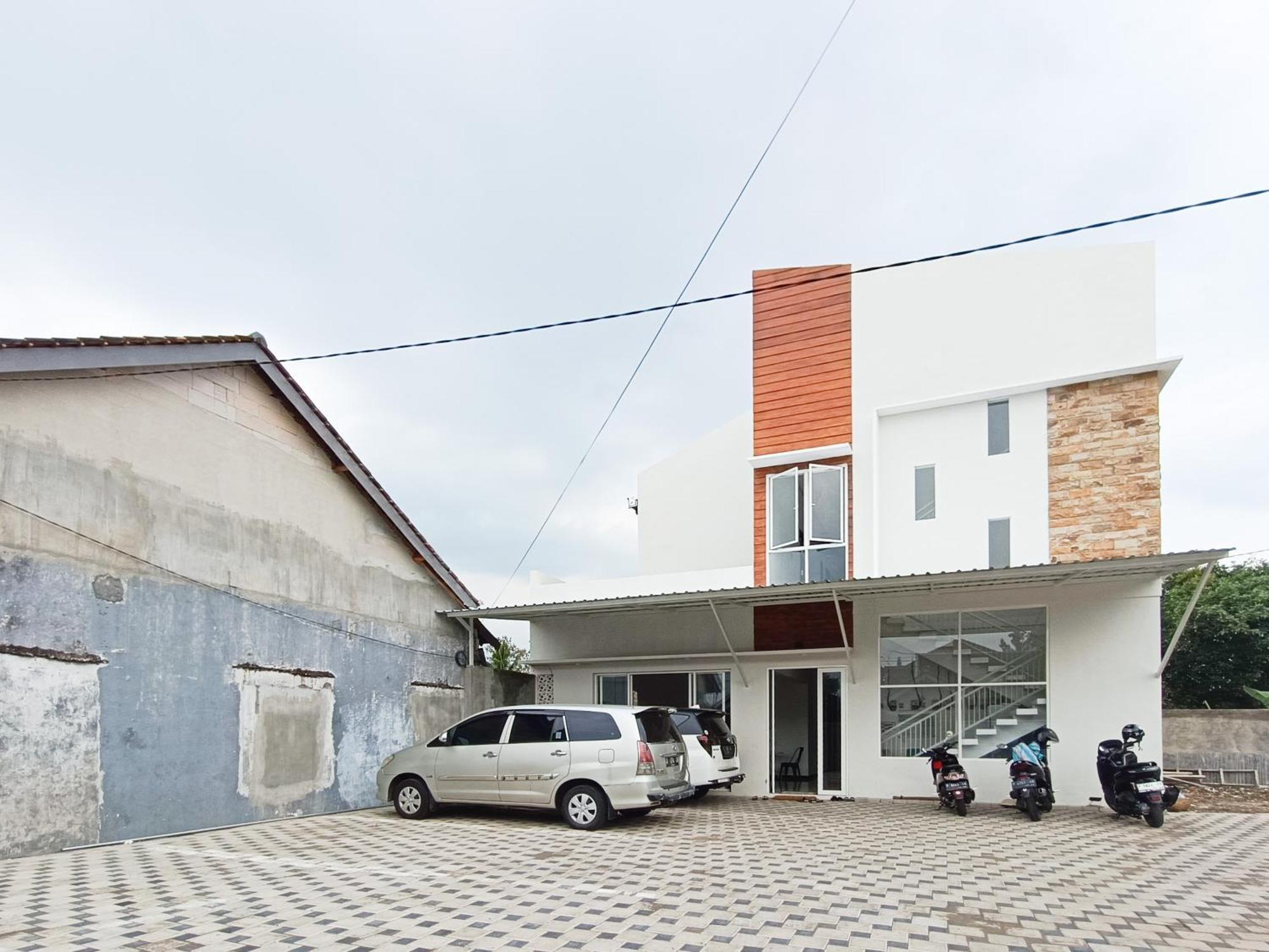 Happy Family Homestay Jember Mitra Reddoorz Екстериор снимка