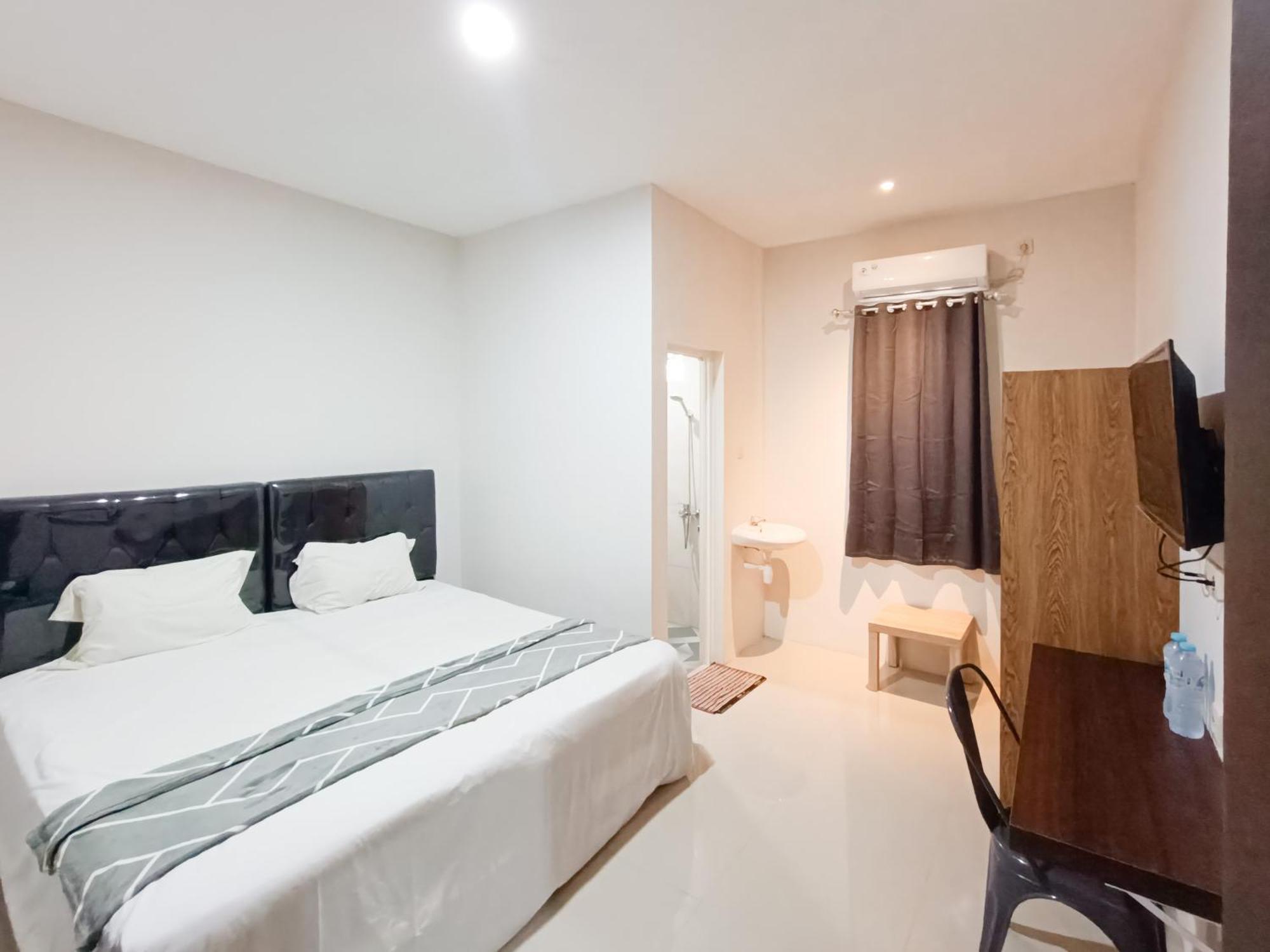 Happy Family Homestay Jember Mitra Reddoorz Екстериор снимка